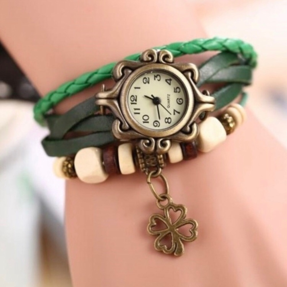 Women’s Clover Pendant Quartz Bracelet Watch